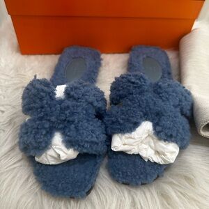 Hermes Oran Sandals Blue in Shearling Teddy. Size 35.5.